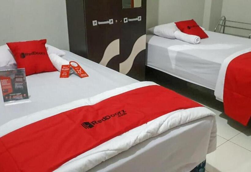 Номер Economy, Reddoorz @ Hotel Yaki Mamuju