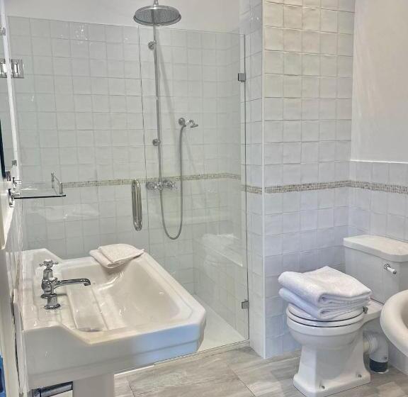 Стандартный Номер Кровать Кинг, Noubar