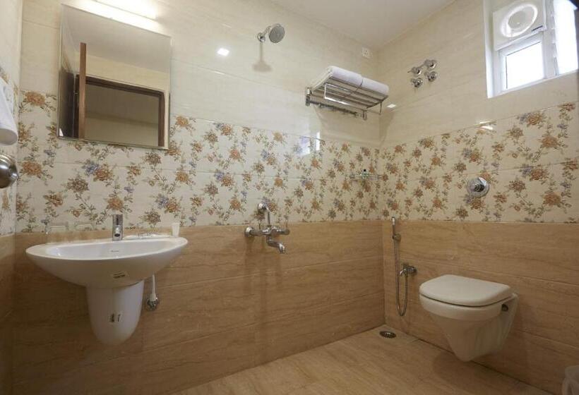 חדר דלוקס לשלושה, Ramtel Inn