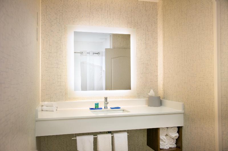 Люкс Кровать Кинг, Holiday Inn Express & Suites Wausau, An Ihg