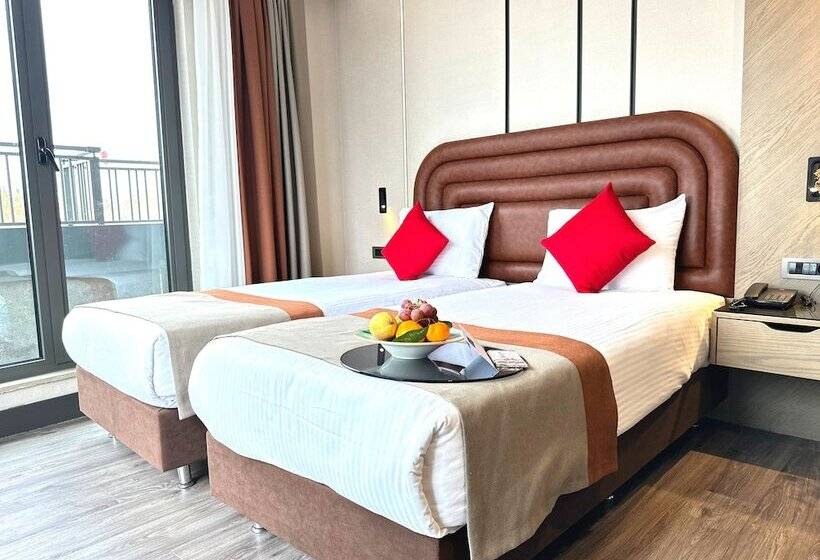 バルコニー付きデラックスルーム, Edition Old City Hotel