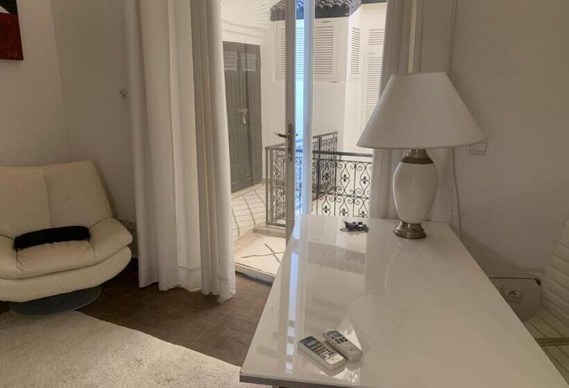 سوییت اجرایی, Riad Moullaoud