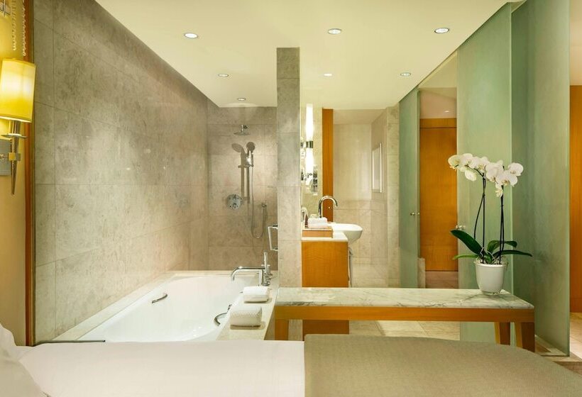 Номер Deluxe Кровать Кинг, Ritz Carlton Difc Downtown Dubai