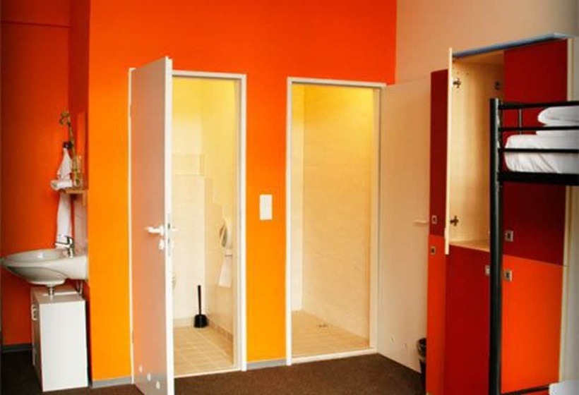 Bed in Shared Room with Shared Bathroom, Metropol Hostel Berlin