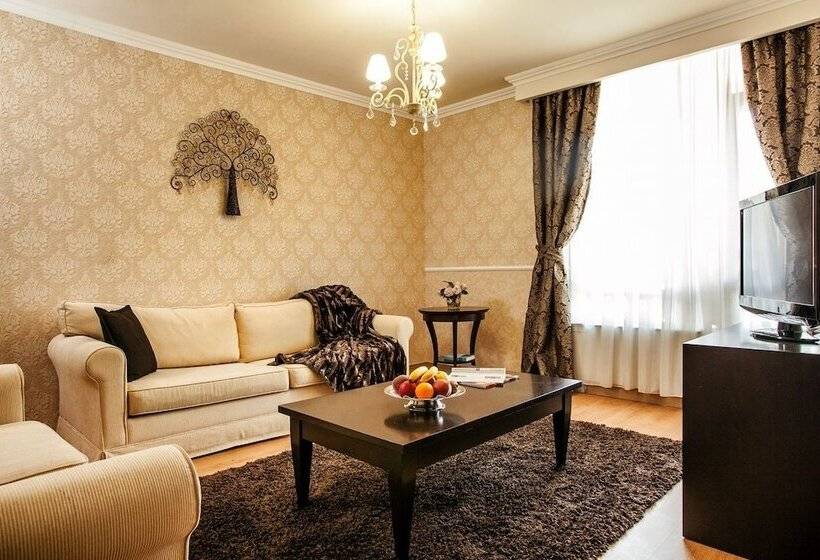 시니어 스위트, Premier Luxury Mountain Resort