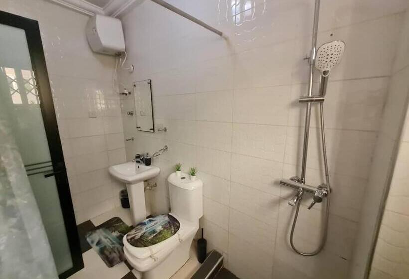 Номер бизнес-класса, Nesta Barron  Home Away From Home