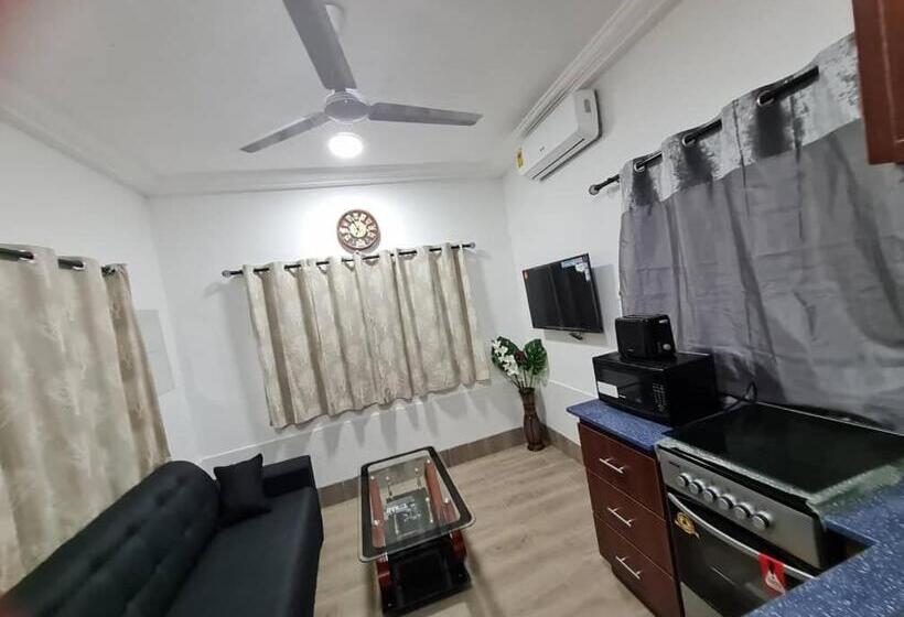 Апартаменты 1 Спальня Нижний Этаж, Nesta Barron  Home Away From Home