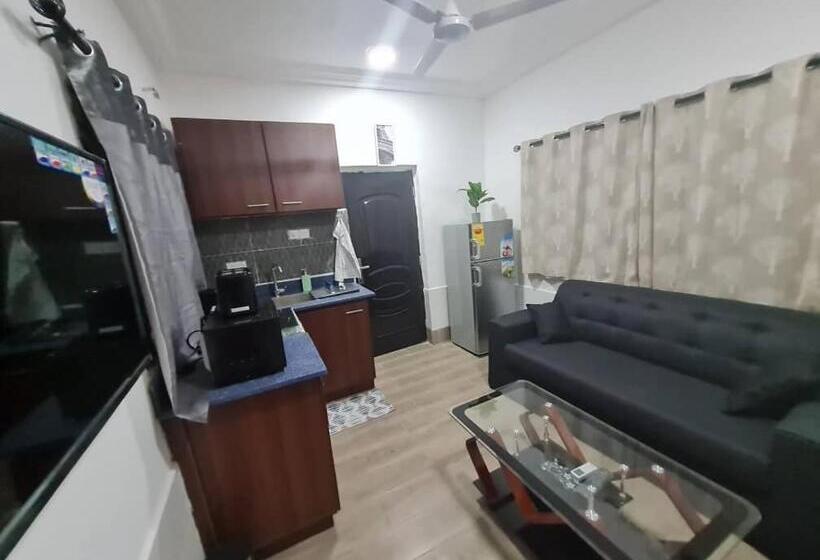 Апартаменты 1 Спальня Нижний Этаж, Nesta Barron  Home Away From Home