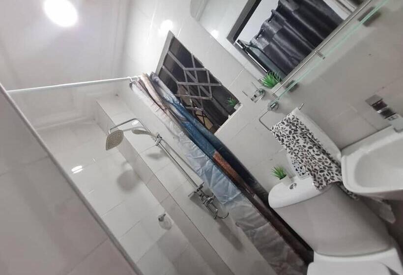Апартаменты 1 Спальня Нижний Этаж, Nesta Barron  Home Away From Home