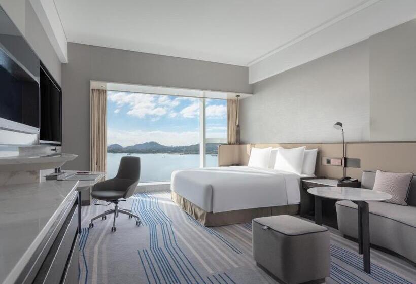 带大床的标准间, Crowne Plaza Xiamen Jimei Seaview, An Ihg Hotel Free Mini Bar