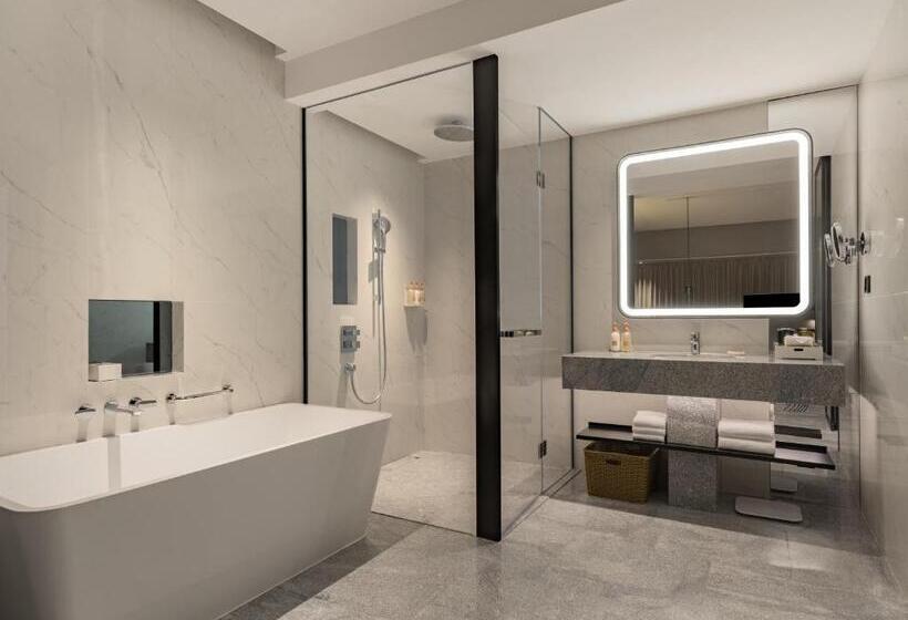带大床的小型套房, Crowne Plaza Xiamen Jimei Seaview, An Ihg Hotel Free Mini Bar