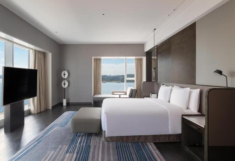 带大床的套房, Crowne Plaza Xiamen Jimei Seaview, An Ihg Hotel Free Mini Bar