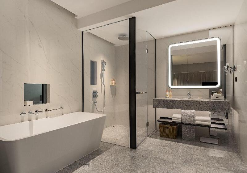 带大床的小型套房, Crowne Plaza Xiamen Jimei Seaview, An Ihg Hotel Free Mini Bar
