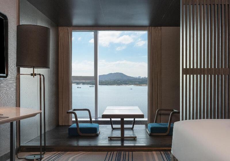 高级客房, Crowne Plaza Xiamen Jimei Seaview, An Ihg Hotel Free Mini Bar