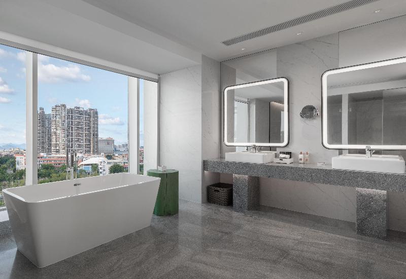 带大床的套房, Crowne Plaza Xiamen Jimei Seaview, An Ihg Hotel Free Mini Bar
