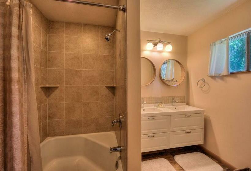 اتاق استاندارد با تخت بزرگ, Castle Valley Inn