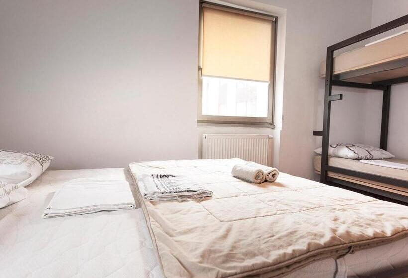 带共用浴室的标准房间, Hostel Situla
