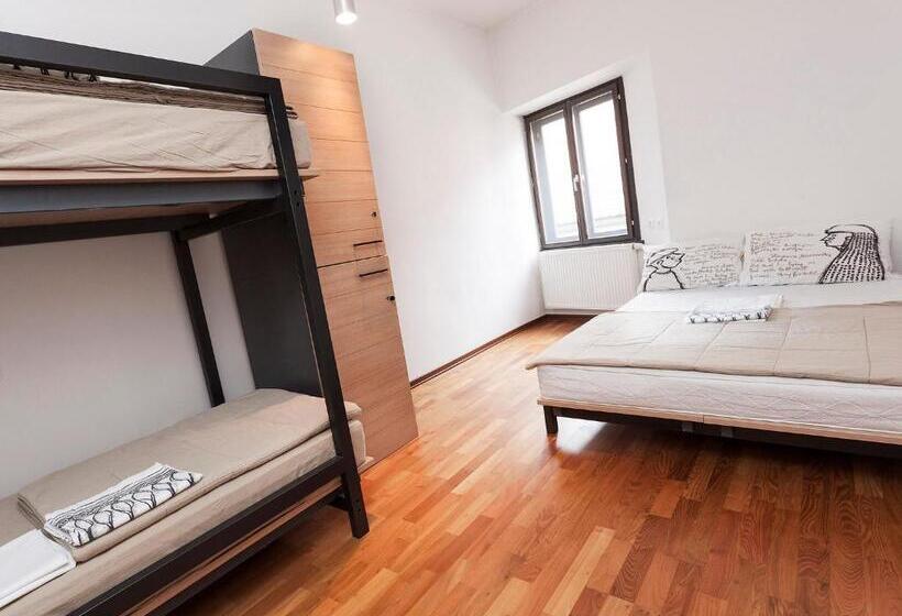 标准三人间共用浴室, Hostel Situla