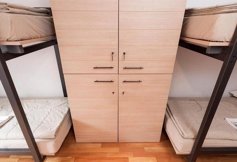 标准四人间共用浴室, Hostel Situla