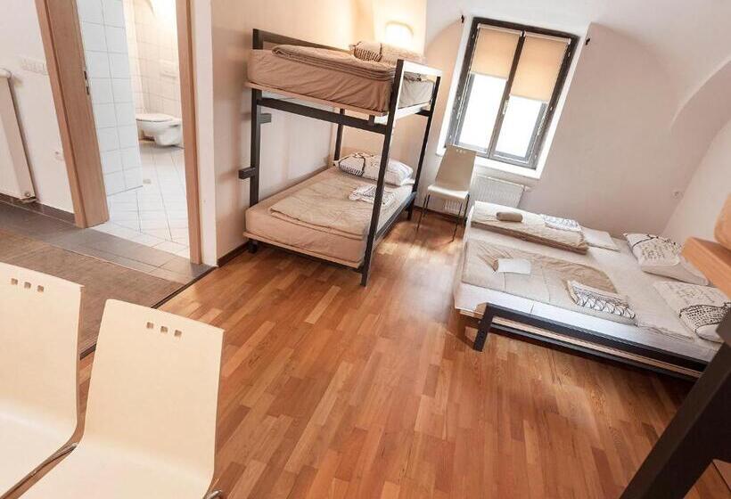 四人标准间, Hostel Situla