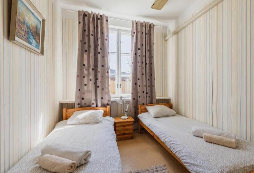 اتاق استاندارد سه تخته با سرویس بهداشتی مشترک, Kuressaare Central Hostel
