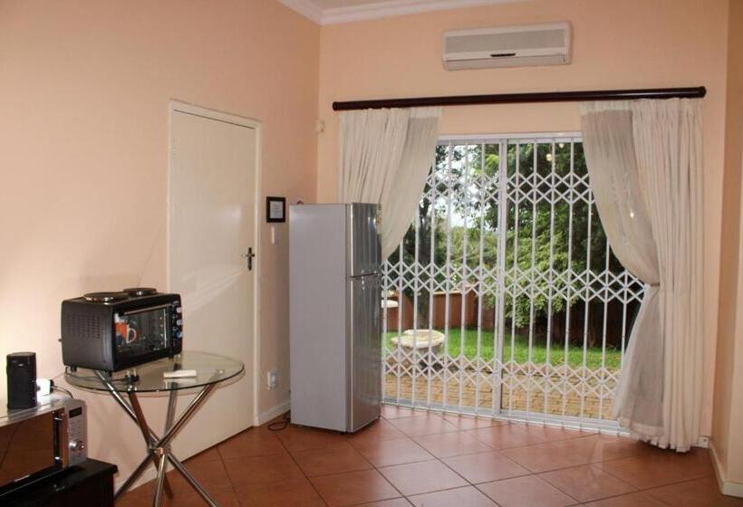 Номер Стандарт Трехместный, Seaview Executive Guest House