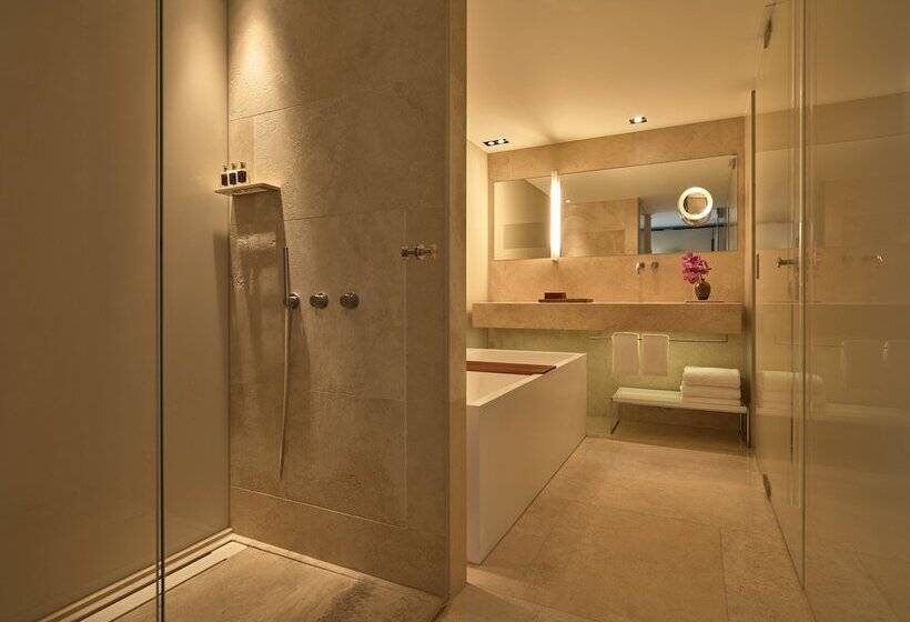 Junior Suite, Conservatorium