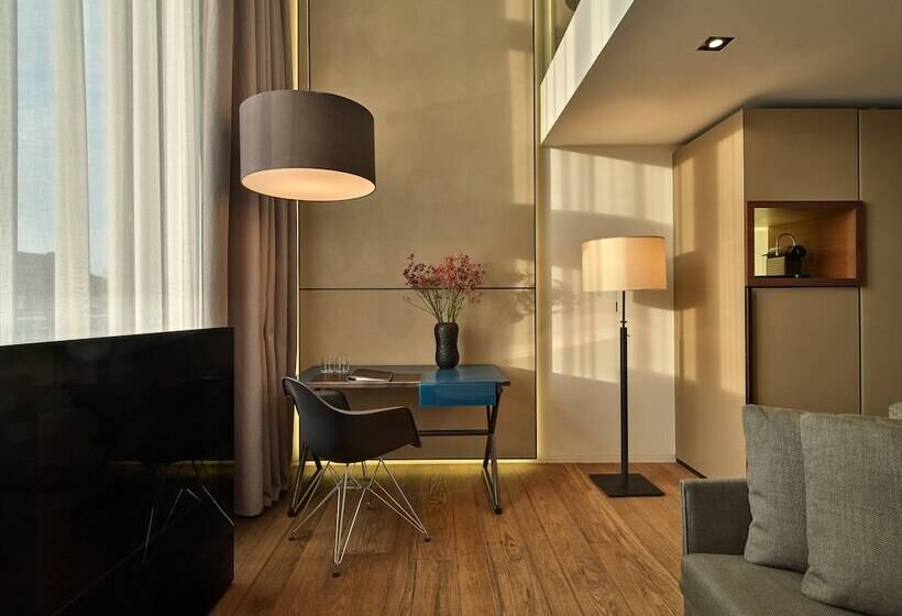 Junior Suite, Conservatorium