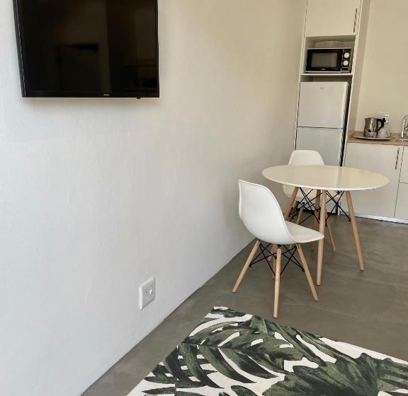 اتاق سوپریور, The Door Rsa Fifty Four