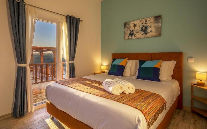Номер Deluxe с Балконом, The Olive Hill Guesthouse