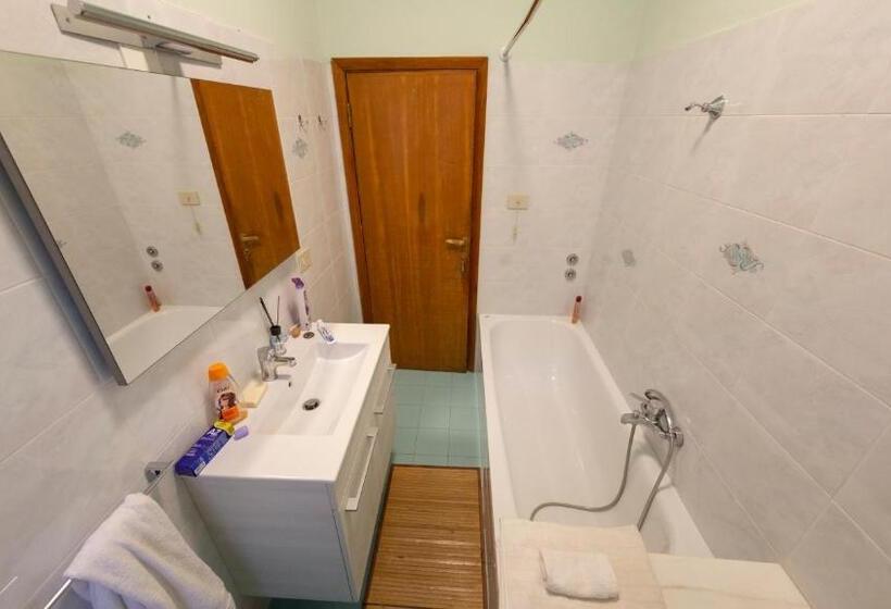 تختخواب در اتاق مشترک, The Homestay   Arezzo