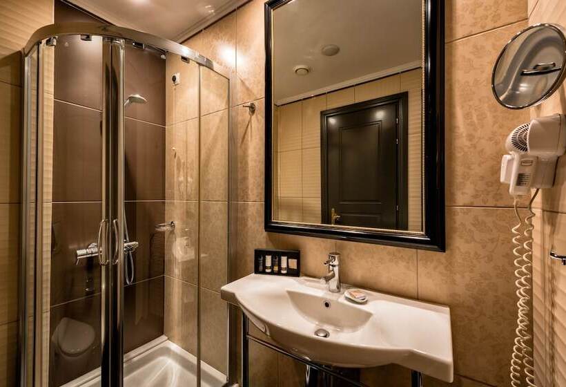 Номер Стандарт Трехместный, Maison Grecque Hotel Extraordinaire