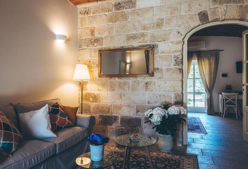 سوییت جونیور با چشم‌انداز استخر, Antica Villa Colonica