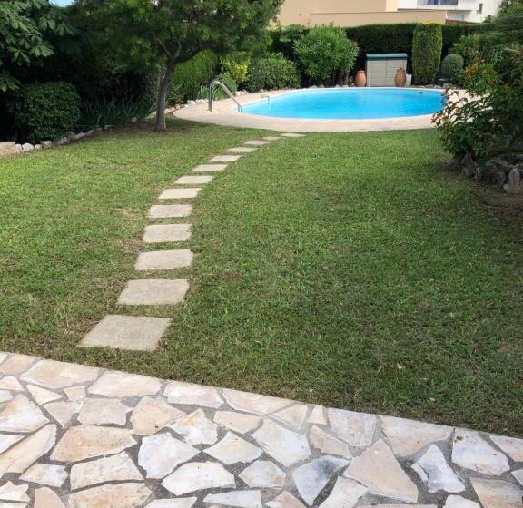 Номер Стандарт Вид на Бассейн, Villa C3 Arthur Rimbaub Chambre D’hôte Piscine Proche Mer Plage 600m