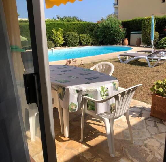 Номер Стандарт Вид на Бассейн, Villa C3 Arthur Rimbaub Chambre D’hôte Piscine Proche Mer Plage 600m