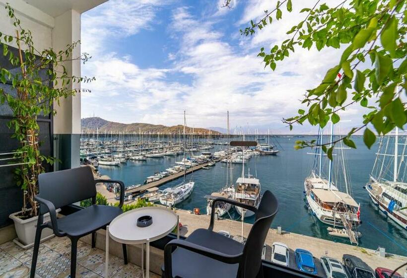 اتاق استاندارد چهارنفره با بالکن, Ece Marina Suites