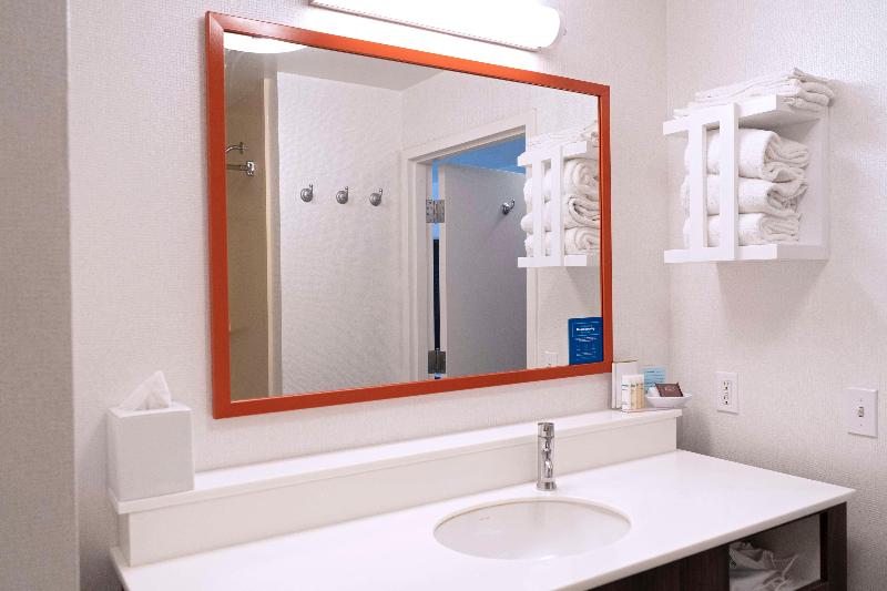 스탠다드 룸 킹사이즈 침대, Hampton Inn & Suites Seal Beach