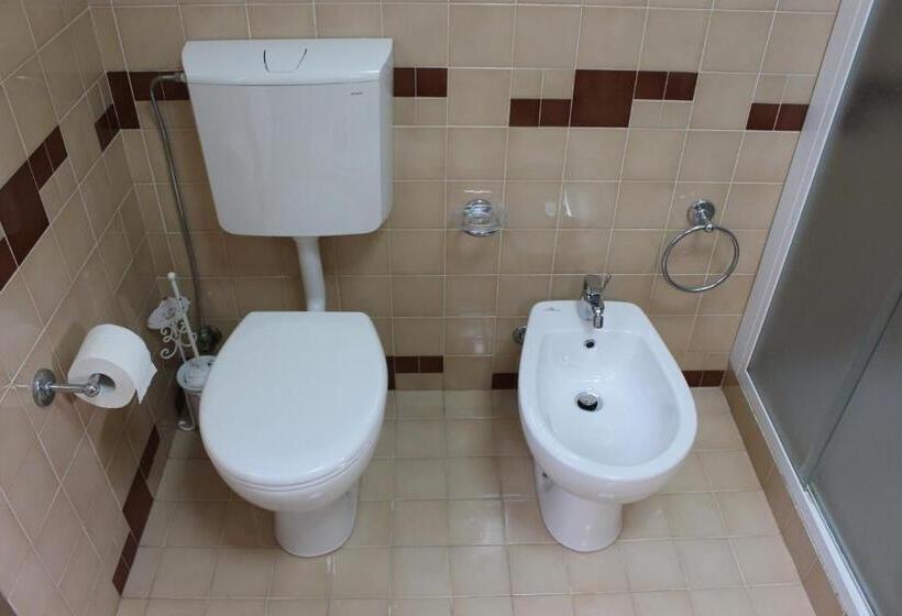 Standardi kolmen hengen huone ulkopuolinen kylpyhuone, B&b Villa Dei Cigni Reali