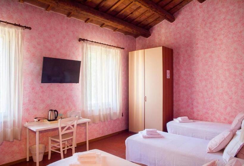Стандартный внешний трехместный номер с ванной комнатой, La Casa Di Pilar