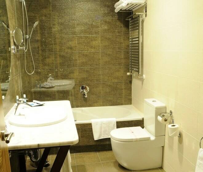 스탠다드 트리플 룸, Cumbria Spa Hotel 3 Sup
