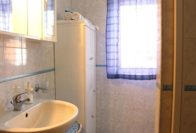 اتاق استاندارد سه تخته با بالکن, B&b La Murina
