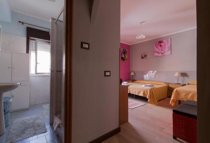 اتاق استاندارد سه تخته با بالکن, B&b La Murina