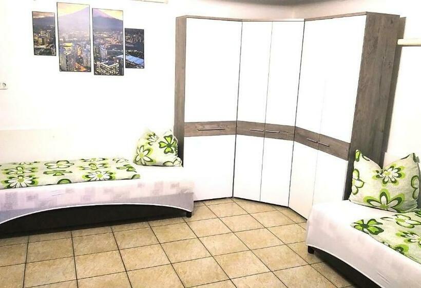 חדר סטנדרטי לארבעה עם חדר אמבטיה משותף, Hostel Maros