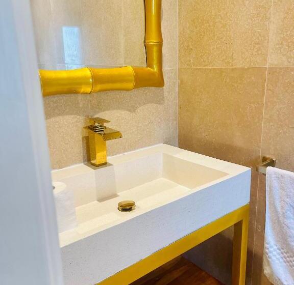 اتاق استاندارد با چشم‌انداز استخر, The Red Farm Relais & Spa