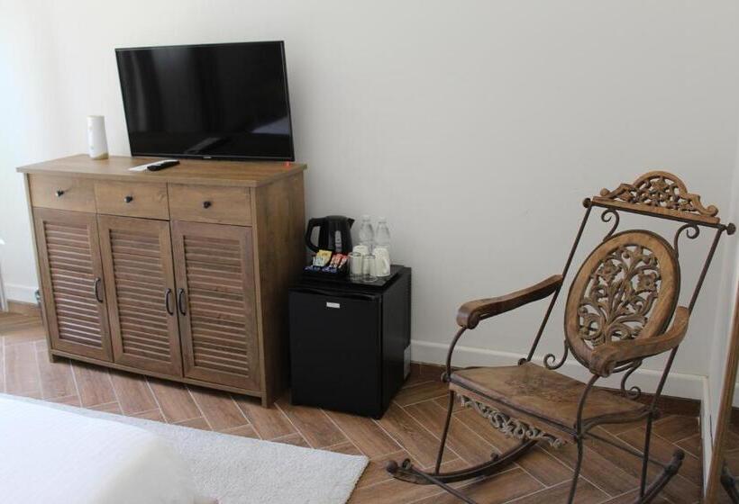 اتاق استاندارد با چشم‌انداز استخر, The Red Farm Relais & Spa