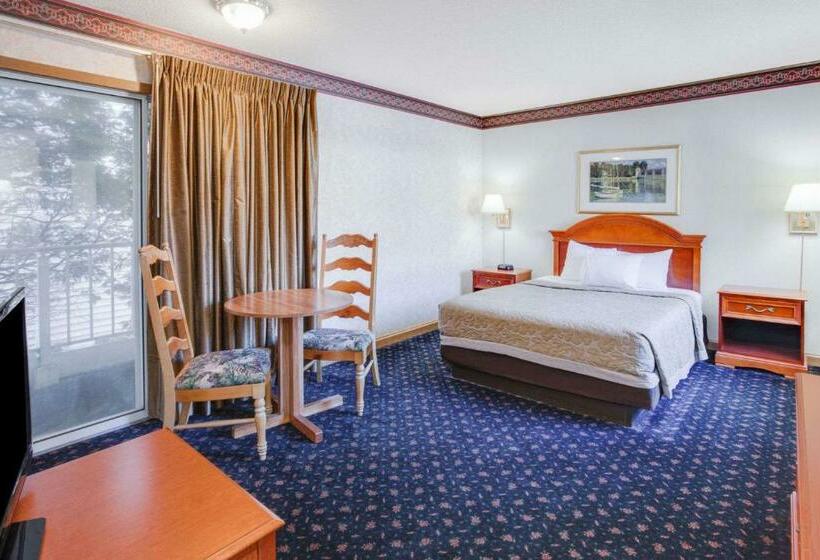 Номер Стандарт, Super 8 Beachfront By Wyndham Mackinaw City, Mi