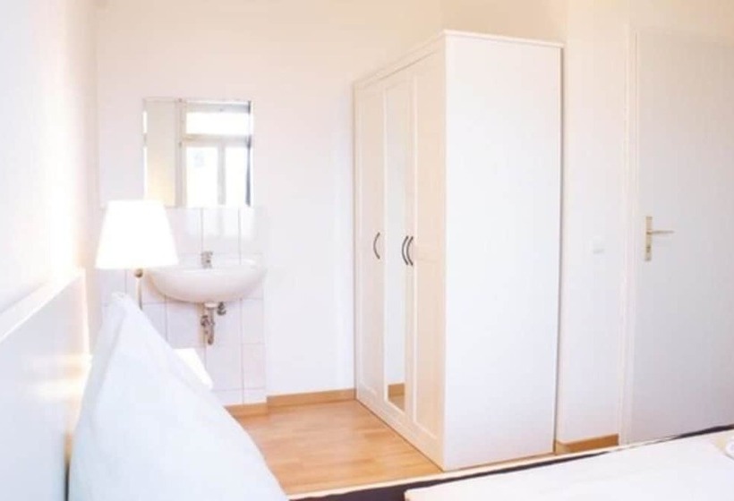 Номер Стандарт Четырехместный Совместный Санузел, Shivas City Apart
