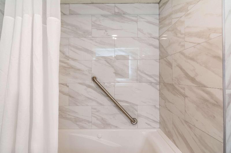 Люкс Кровать Кинг, Clarion Pointe South Boston  Danville East