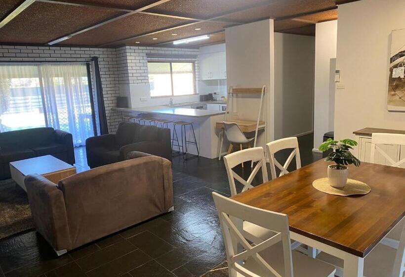 Апартаменты 1 Спальня Нижний Этаж, Tatura Country Motel