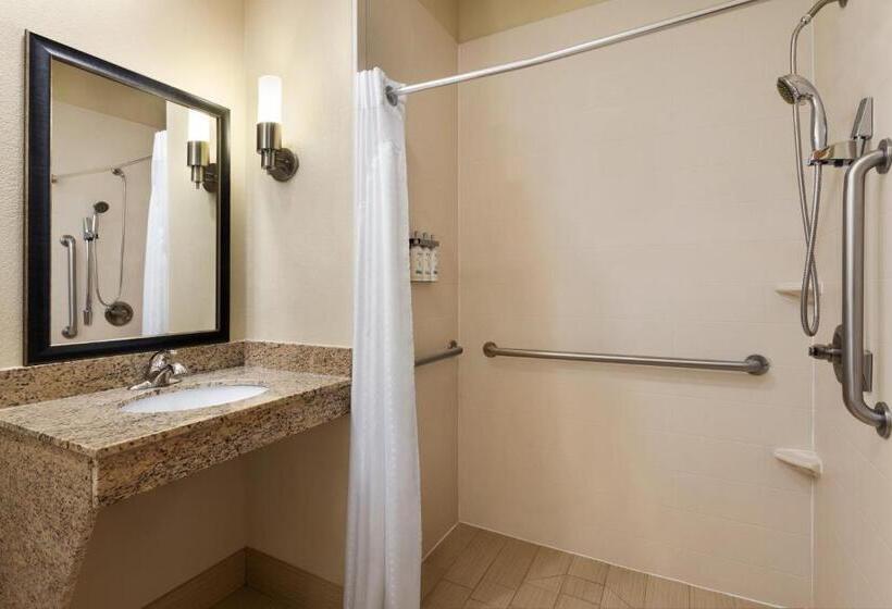 장애인을 위한 스위트, Holiday Inn Express Hotel & Suites Edmond, An Ihg